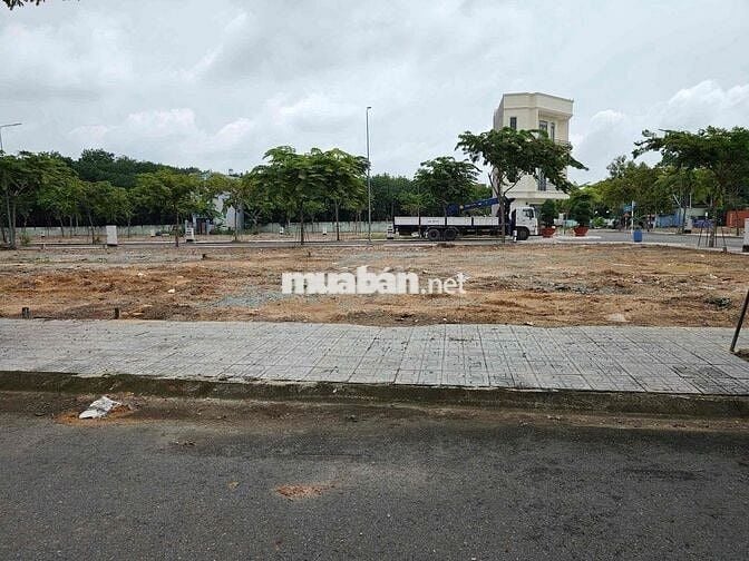 Hàng Ngộp 150m2 full thổ - Đối diện Chợ Đêm - Sổ sẵn ký cc ngay