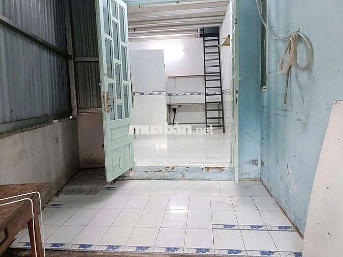 Sân rộng, nhà thoáng mát, cây xanh, điện nước riêng