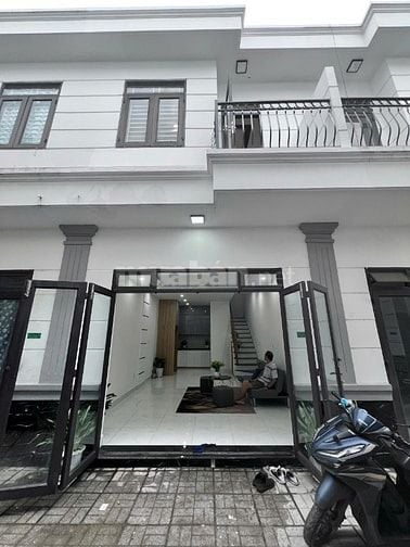Nhà 1 trệt 1 lầu mới xây xong (4x11) giá 355 triệu ngay chợ Nhị Xuân