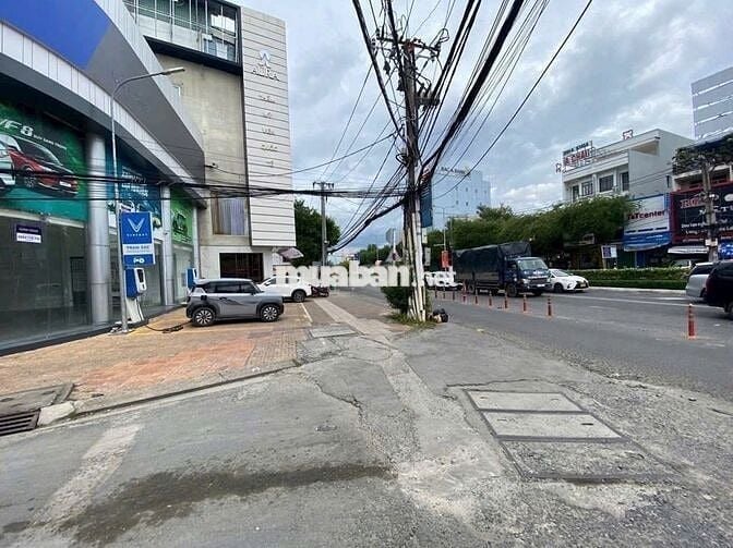 Cho thuê mặt bằng showroom mặt tiền đường 30/4 gần ngã tư, vị trí sáng