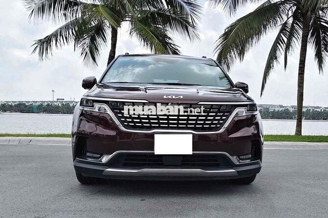 Kia Carnival 2.2D Signature 2023 màu đỏ mận