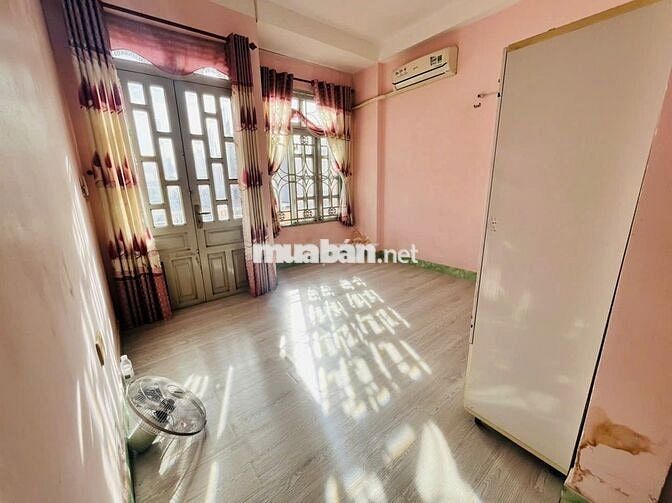 PHÒNG BAN CÔNG CÓ MÁY LẠNH GIÁ 3TR2 GẦN GTVT 600M - CVPM 2KM