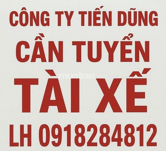 Lái xe tải chở gạch men bốc hàng cùng với phụ xe