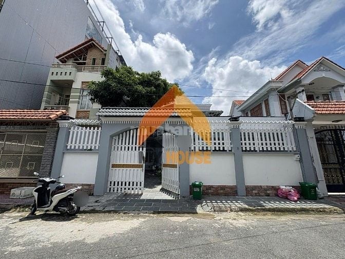 VILLA SÂN RỘNG Q2 NGAY CHÂN CẦU SG 4PN GIÁ SIÊU RẺ ĐANG TRỐNG SẴN
