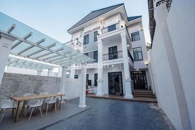 Cho Thuê Biệt thự có hồ bơi đẹp mới – Đường NTT và NVL - Quận 7 