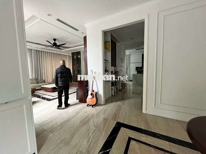 Biệt thự đơn lập góc view hồ 390m² full nội thất cao cấp Vinhomes