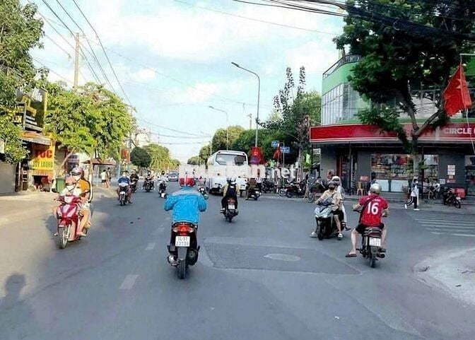 BÁN NHÀ CẤP 4 MẶT TIỀN ĐƯỜNG LÝ THƯỜNG KIỆT DĨ AN NGANG 10M DT 260M