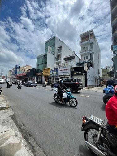 Tòa nhà MT Lạc Long Quân, Tân Bình. DT 8.05x20m. HĐT ~ 145 triệu