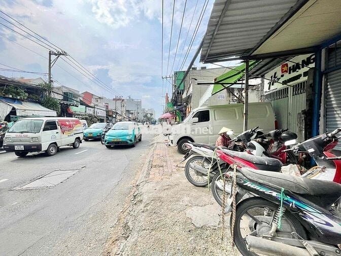 Mặt bằng cho thuê nằm ngay mặt đường Nguyễn Xí