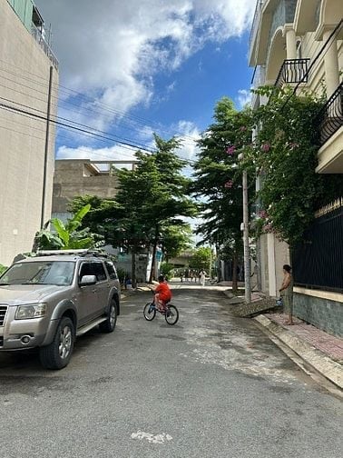 NHÀ  7 X 20M GẦN ĐƯỜNG LÊ VĂN THỊNH ( 9.9 TỶ )
