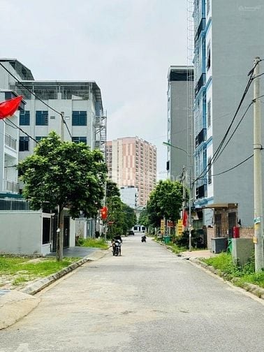 Bán đất DT 200m2, nằm trên trục đường chính 15m, sổ đỏ đầy đủ. 