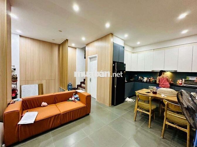 Bán Lô góc Trần Thái Tông Cầu Giấy, 39m2, mt 5.9m, ngõ thông, 9.5 tỷ!