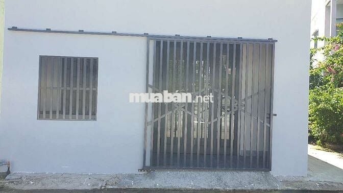 Nhà Kiệt Xe Tăng , 2 Ô tô tránh nhau vô tư