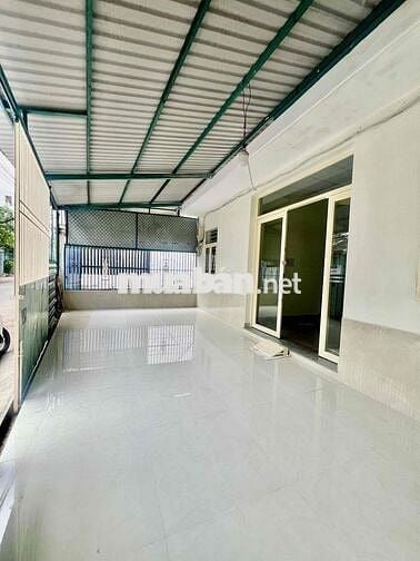Nhà Sạch Mơi Sửa DT 8x15 Hẻm Rộng Xe Tải Gần Cầu Sắt 2Pn 1Wc Sân Rộng