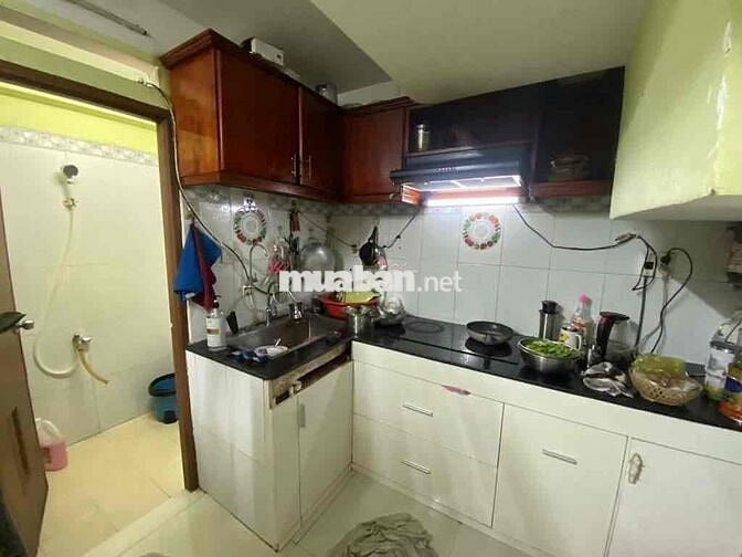 nhà . 1 trệt . 1 lững . 2 lầu . 3pn . 2vs