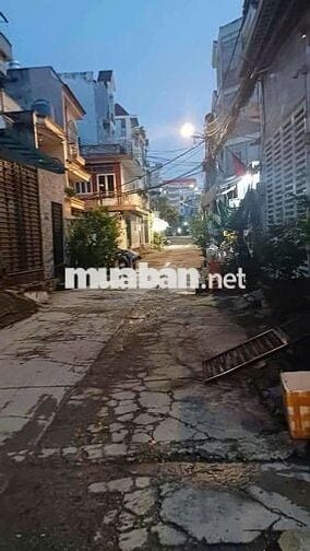 Nhà nguyên căn 4 tầng, có sân thượng, ngay chợ, trường học, Bình Tân
