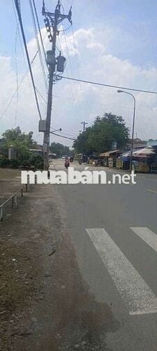 Ban dat mat tien đuong xe tai lon sat duong nhua phuong an thanh.Ta.Bd