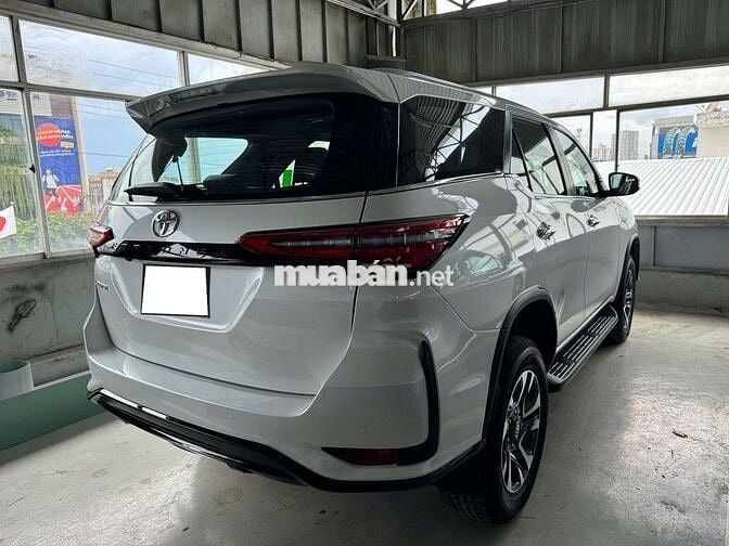 Toyota Fortuner Legender, mới đi 10 km (mười km).