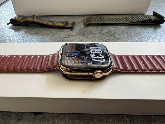 Apple Watch Series 8 GPS, Cellular, 45mm vàng đồng