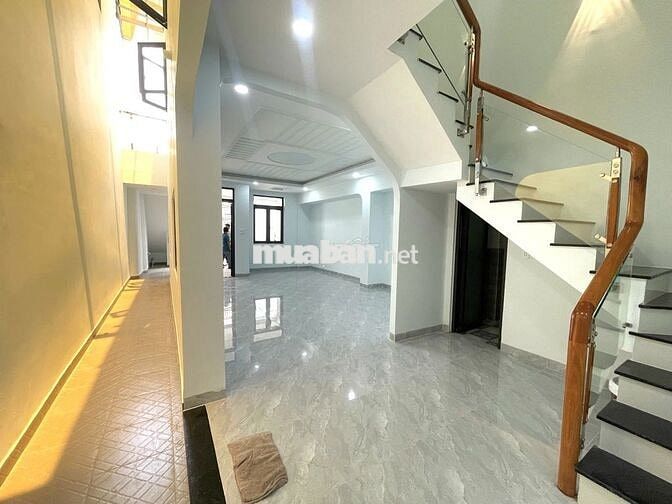 5 x 20 xe hơi để trong sân nhà 1 lầu phòng lớn cực thoáng ở làm VP