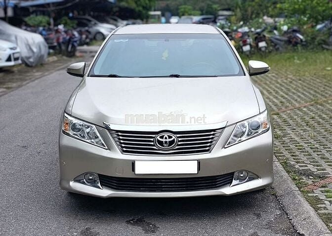 Toyota Camry 2014 2.5Q - 100000 km