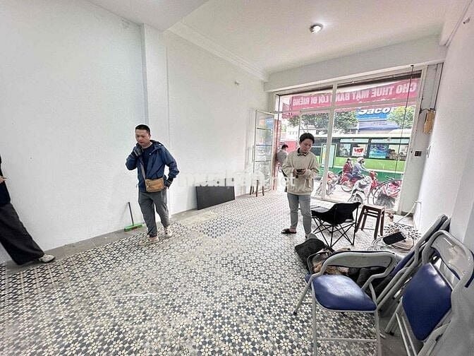 Cho thuê MBKD tự do rộng 40m2 mặt tiền đường Khánh Hội