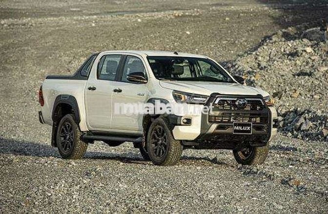 Toyota Hilux trắng số tự động 5 chỗ