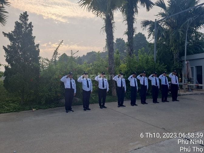 bảo vệ lương cao tại cửa hàng trang sức  