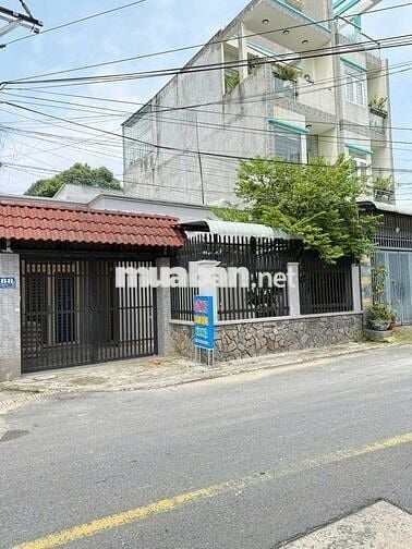Ban’ MT Nguyễn Đức Thiệu ngang 8m 135m2 P. Dĩ An có sẵn nhà C4 sân oto