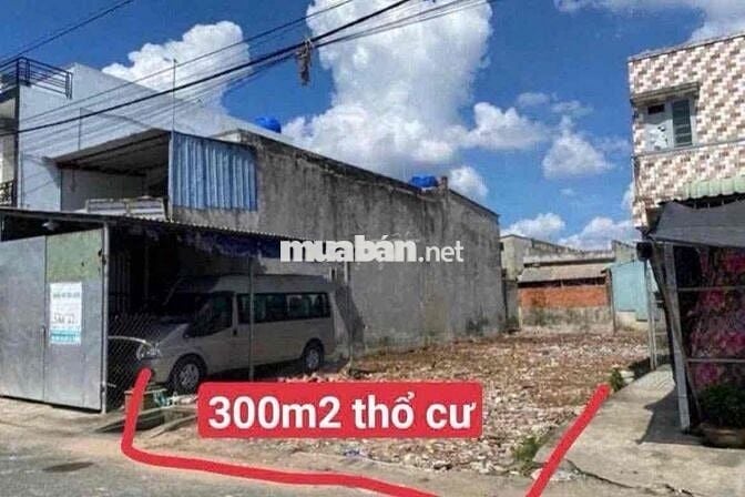 Miếng đất 300m2 thổ cư sẵn 100m2, sổ hồng riêng sang tên trong ngày Nằ