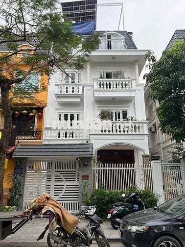 NHÀ ĐẸP MT KHU VIP ĐƯỜNG HOA_ 8X18M_HẦM 3 LẦU. PHÒNG RỘNG RÃI.