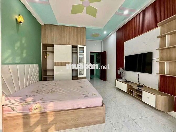 Nha mới sẵn nội thất 4pn 4wc ôtô đậu trong nhà gần trường ngtrungtrưc