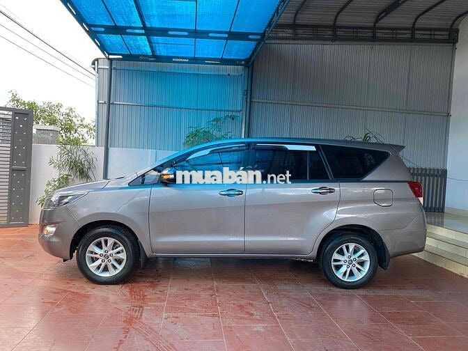 Toyota Innova 2017 2.0E - 100000 km