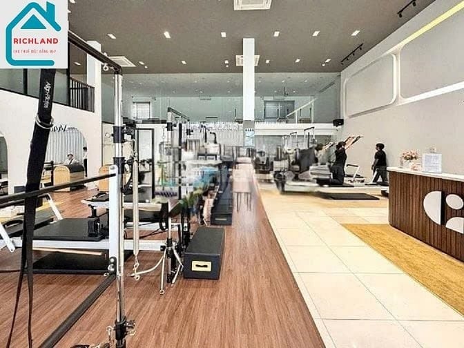 Cho Thuê Nhà Mặt Tiền 490 Võ Văn Kiệt,, Quận 1, TPHCM. DT:330m² /15.6m