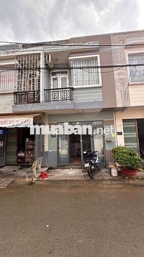 Nhà ở KDC, đường nhựa 5m cách cầu lớn hóc môn 4km