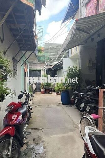 Nhà Trịnh Đình Trọng, Tân Phú, 33m², 3x11m, 2 Tầng, 2 PN, Giá Hơn 2 tỷ