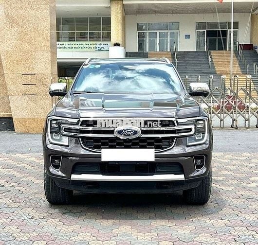 Everest 2024 Titanium 2 cầu - XUẤT HOÁ ĐƠN CÔNG TY