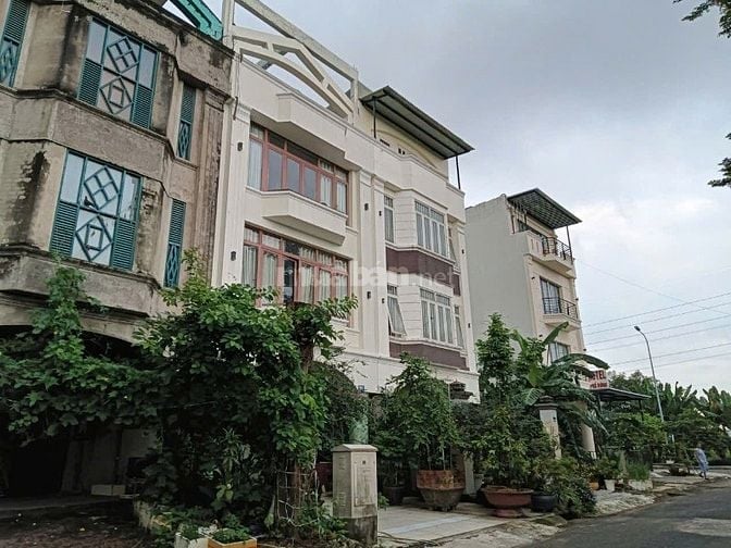 Cho thuê 2 căn liền kề 12x18 , 650m2 dtsd , sàn suốt , thông tầng