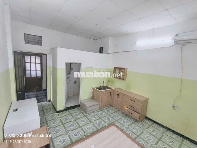 Phòng trọ nội thất cơ bản, máy lạnh, tủ lạnh