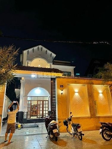 Biệt thự MT đường số 13C khu Tên Lửa, DT 10x27m , giá 49 triệu/tháng