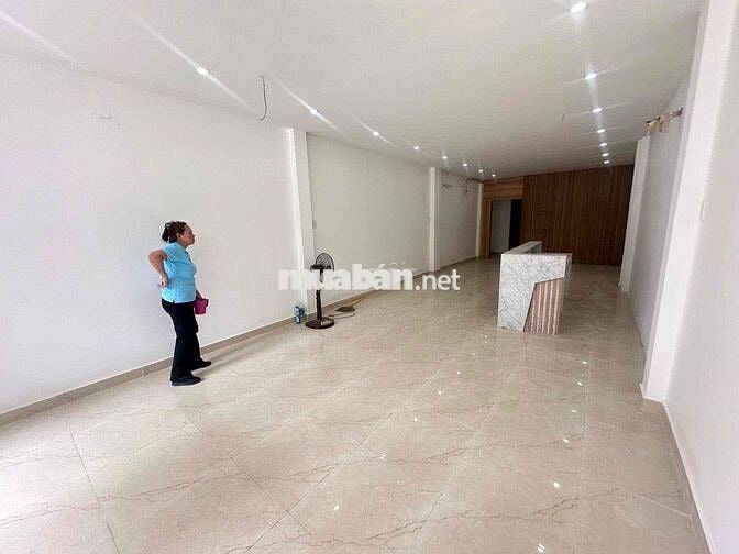 Cho thuê nhà mặt tiền 2 lầu mới rộng 100m2 ngay đường CMT8