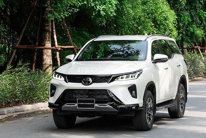 Cần tuyển gấp lái xe bằng B2 lái 7 chỗ Fotuner đi làm luôn