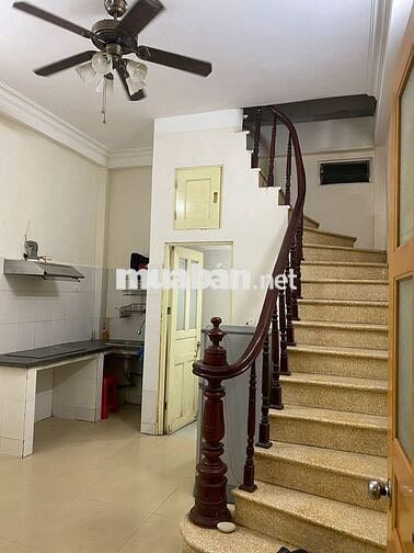 Nhà 2 tầng mới, lối đi riêng biệt. Tổng DT: 40m.