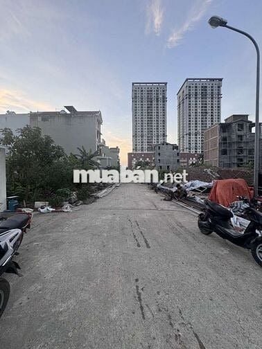ĐỨC THƯỢNG- - PHÂN LÔ - - VỈA HÈ - - Ô TÔ TRÁNH - - TIỆN ÍCH VÔ VÀN...