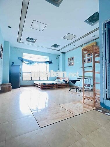 Phòng có cửa sổ ban công rộng thoáng view đẹp