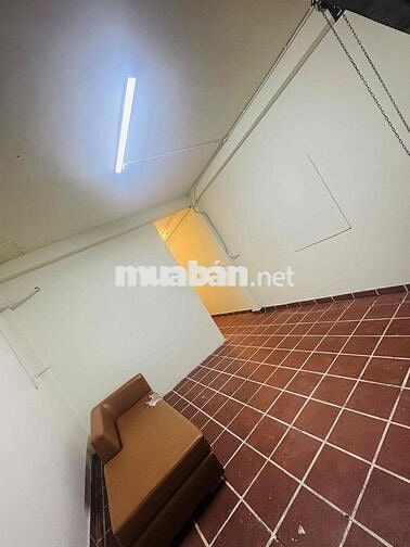 Phòng thuê giá rẻ, mặt tiền đường xe buýt đi lại tiện lợi