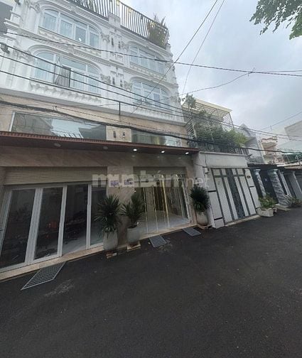 Nhà đẹp vị trí đắc địa gần công viên xe hơi để trong nhà có thang máy 