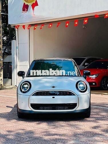 Mini Cooper S 5 Door, thơm mùi mới, đi đúng 143 km