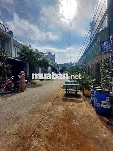 Nhà hóc môn sổ hồng riêng. 1/Tô ký 6. Đường thông 8m.