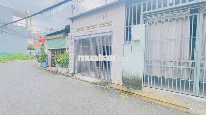 Nhà mặt tiền cấp 4 gác lững gần chợ Đông Hoà, Tp Dĩ An